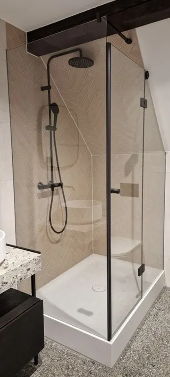 Individuell gefertigte rahmenlose Glasdusche im Badezimmer